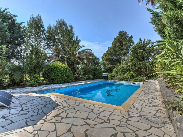 Luring Villa In Beaufort With Swimming Pool