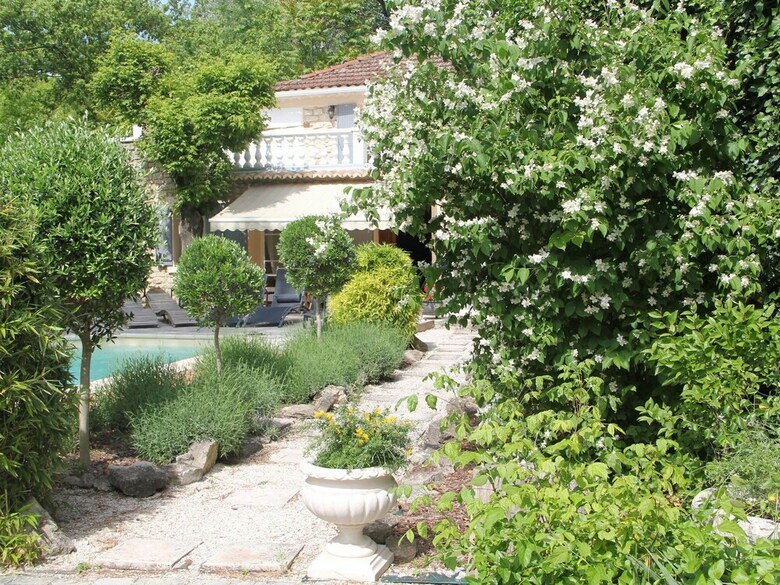 Serene Holiday Home In Carpentras With Private Swimming Pool