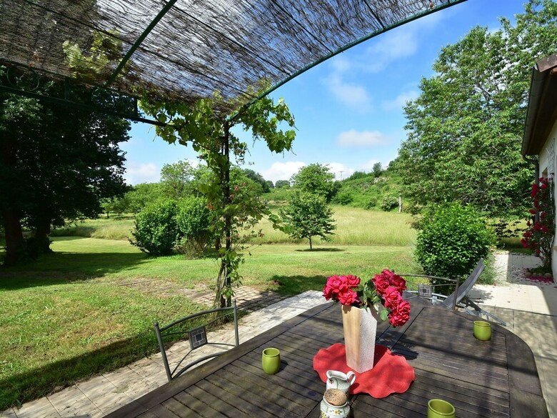 Quaint Bungalow In Pinsac With Swimming Pool