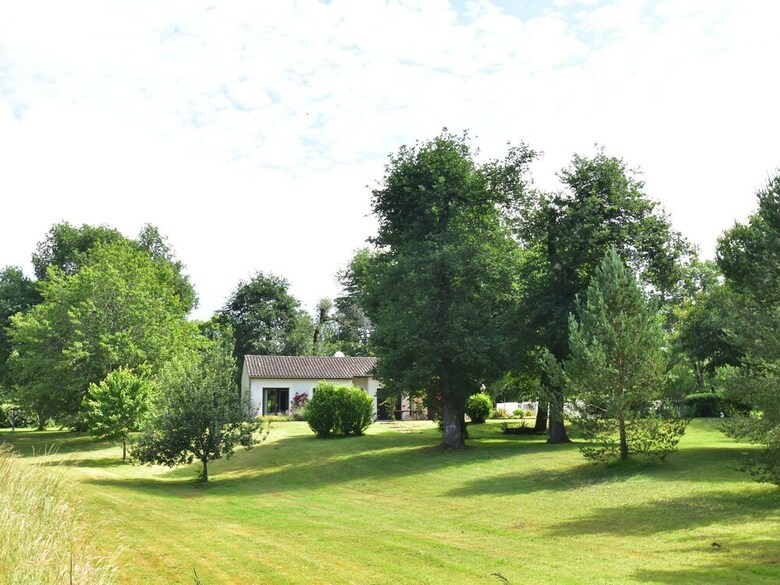Quaint Bungalow In Pinsac With Swimming Pool