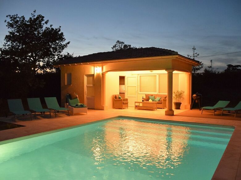 Cozy Holiday Home In Montaigu-de-quercy With Swimming Pool