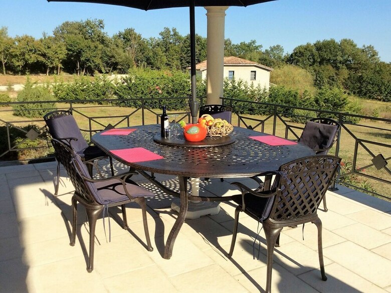 Cozy Holiday Home In Montaigu-de-quercy With Swimming Pool