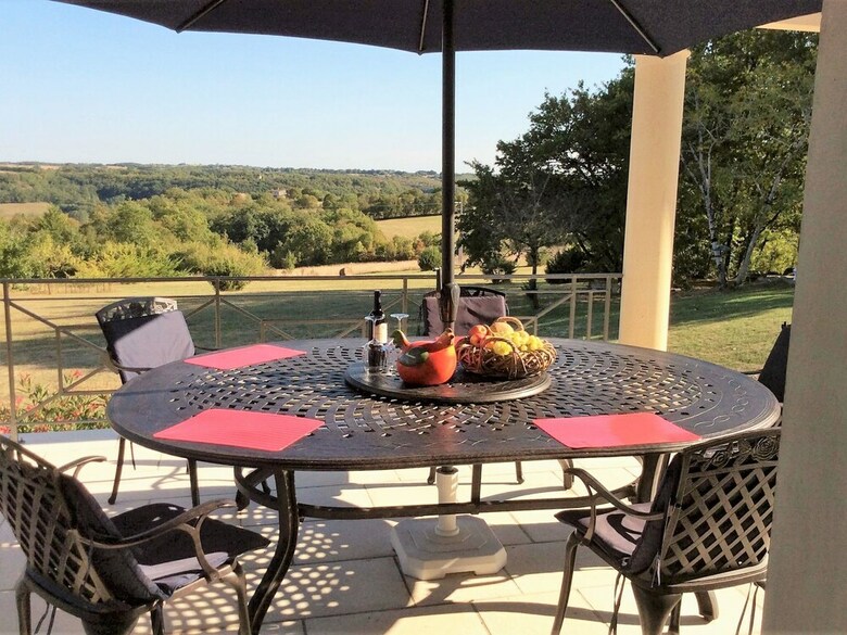 Cozy Holiday Home In Montaigu-de-quercy With Swimming Pool