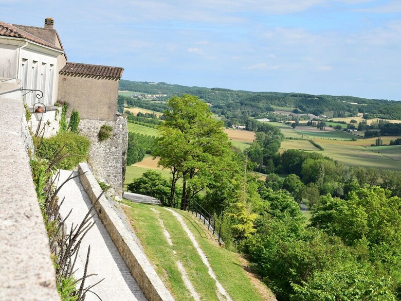 Cozy Holiday Home In Montaigu-de-quercy With Swimming Pool