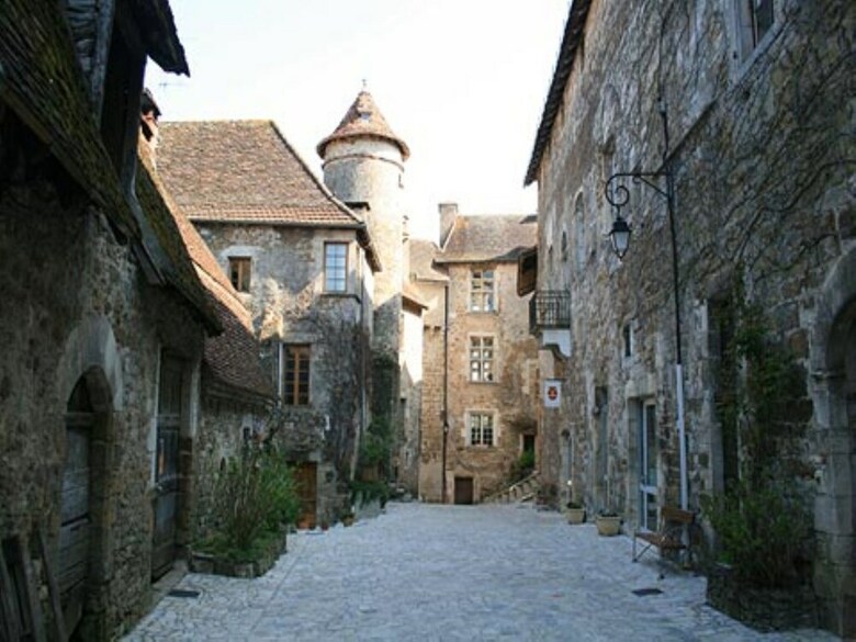 Cozy Holiday Home In Montaigu-de-quercy With Swimming Pool