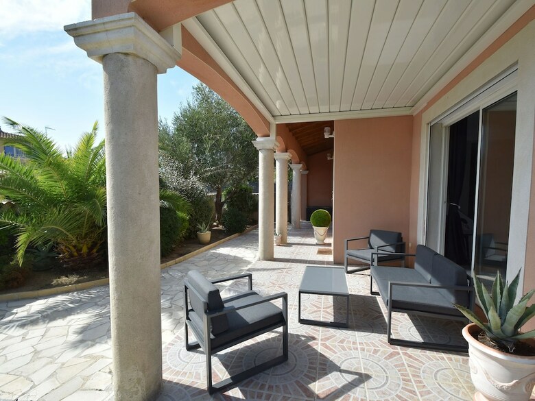 Luxurious Holiday Home With Private Pool In Port Camargue