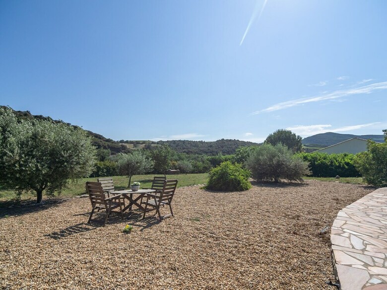 Spacious Villa In Roquebrun With Swimming Pool