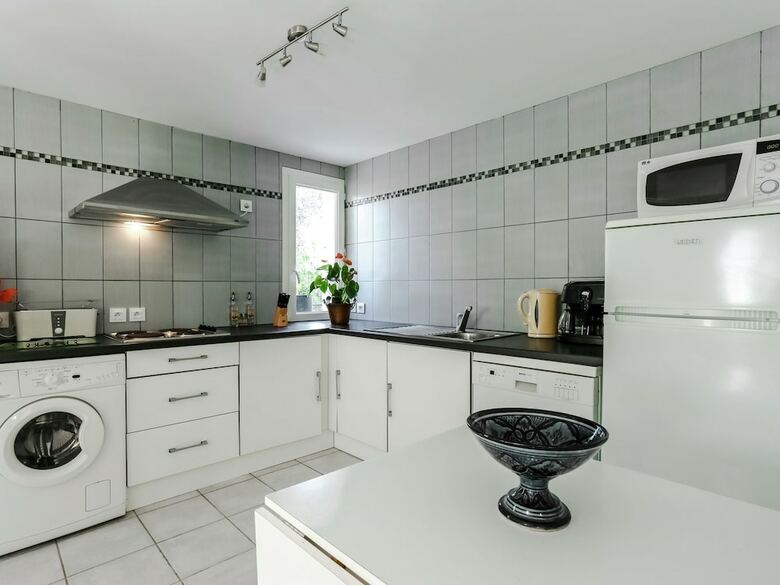 Snug Holiday Home In Berre-les-alpes With Terrace