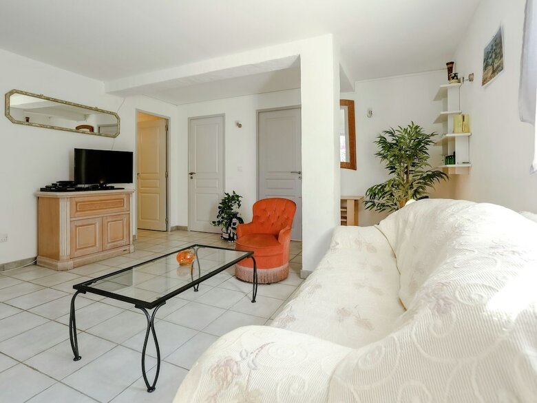 Snug Holiday Home In Berre-les-alpes With Terrace