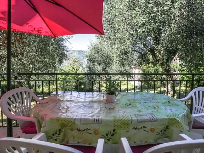 Snug Holiday Home In Berre-les-alpes With Terrace
