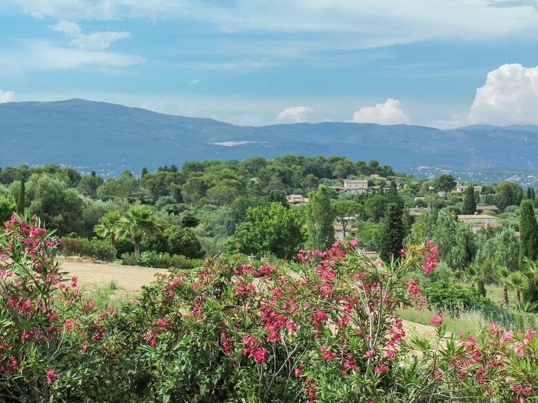 Snug Holiday Home In Berre-les-alpes With Terrace