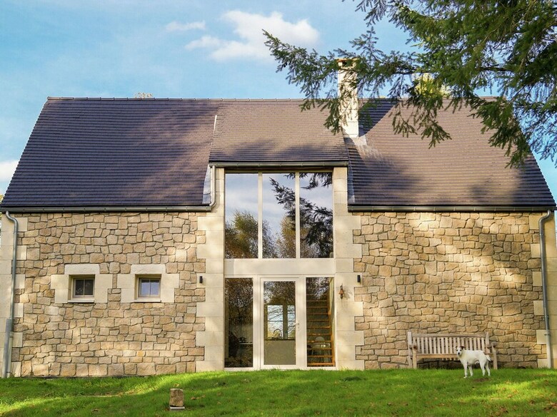 Wonderfully Spacious Holiday Home With Above Ground Swimming Pool
