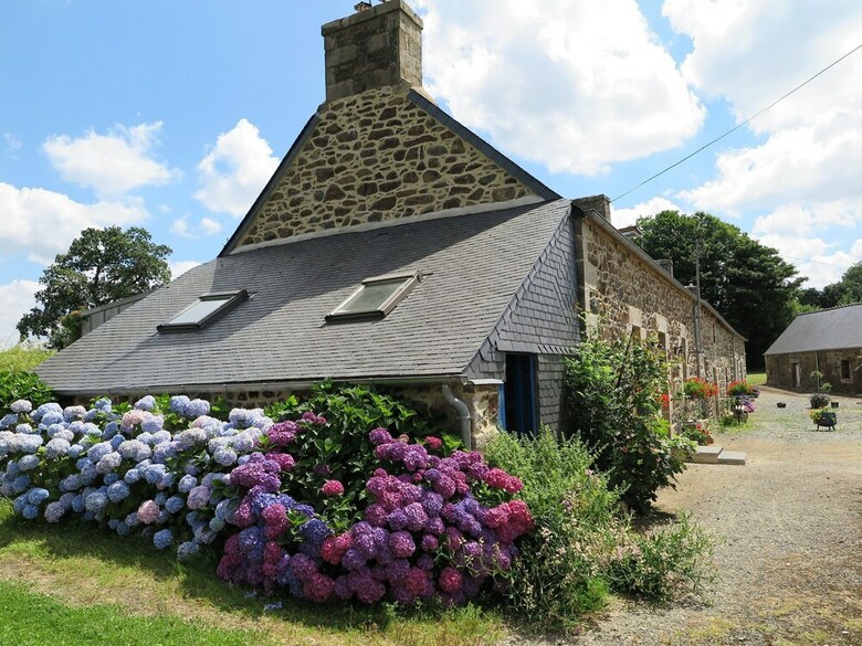 Pretty Cottage In La Chapelle-neuve Brittany With Jacuzzi