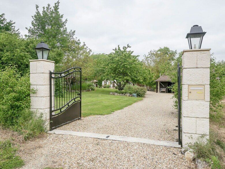 Luxurious Villa In Beaumont With Garden
