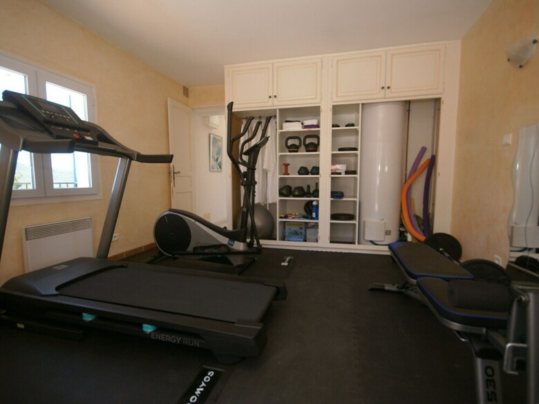 Lavish Villa In Saint-paul-en-for�t With Sauna & Jacuzzi