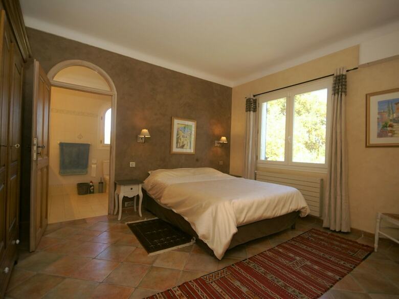 Lavish Villa In Saint-paul-en-for�t With Sauna & Jacuzzi