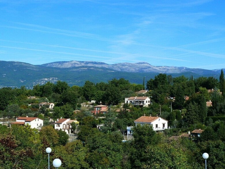 Lavish Villa In Saint-paul-en-for�t With Sauna & Jacuzzi