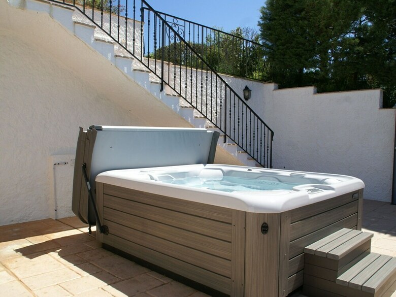 Lavish Villa In Saint-paul-en-for�t With Sauna & Jacuzzi