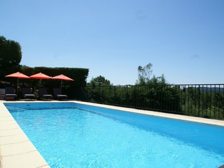 Lavish Villa In Saint-paul-en-for�t With Sauna & Jacuzzi