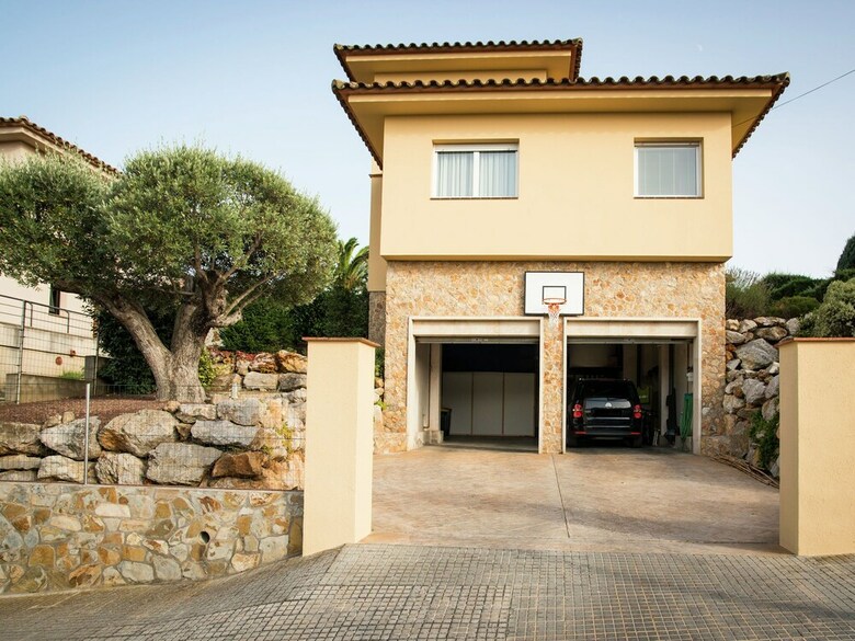 Modern Villa In Les Corts With Pool