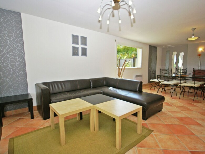 Luxurious Villa With Private Pool In Les Vans