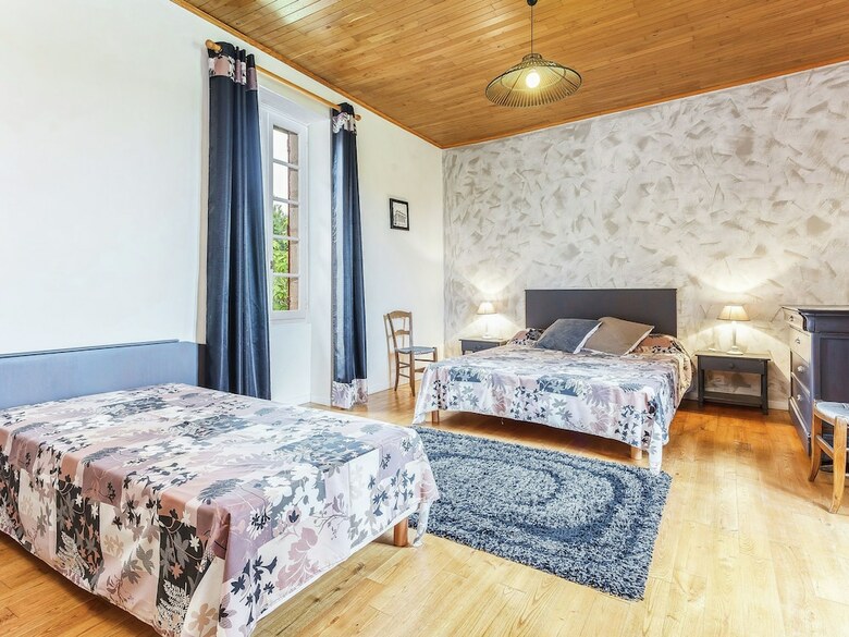 Cozy Holiday Home In Besse With Swimming Pool