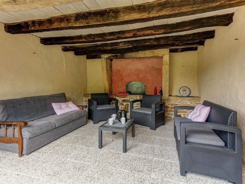Cozy Holiday Home In Besse With Swimming Pool
