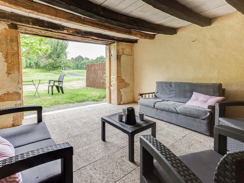 Cozy Holiday Home In Besse With Swimming Pool