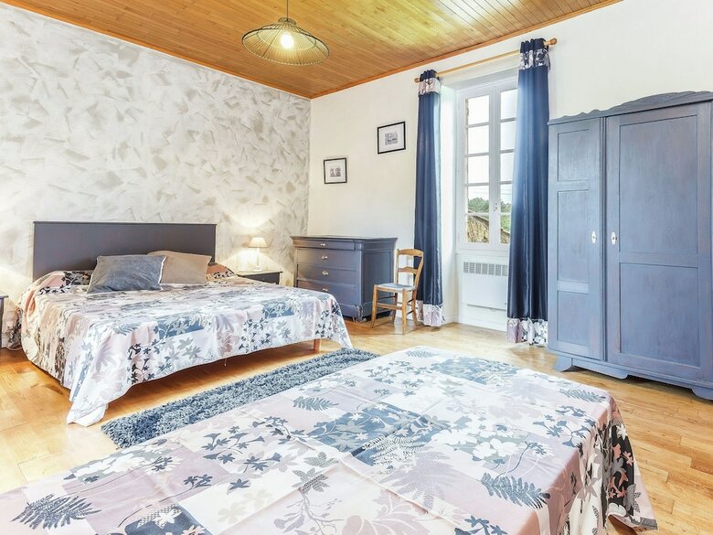 Cozy Holiday Home In Besse With Swimming Pool