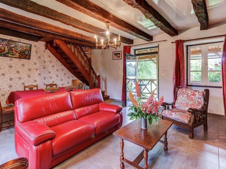 Cozy Holiday Home In Besse With Swimming Pool