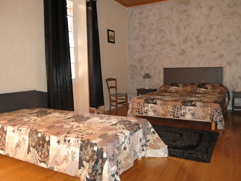 Cozy Holiday Home In Besse With Swimming Pool