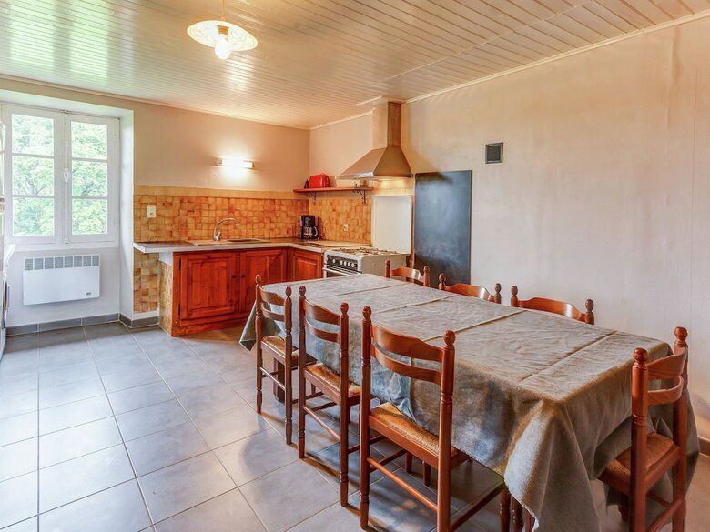 Cozy Holiday Home In Besse With Swimming Pool