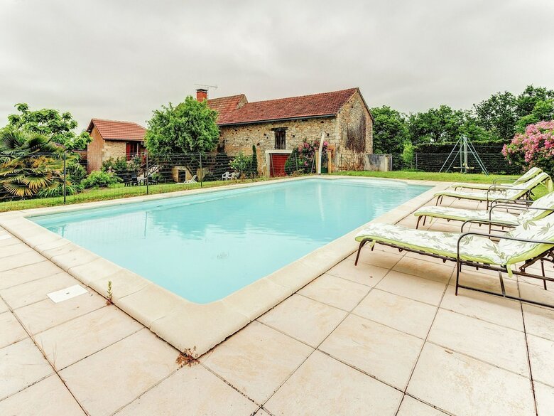 Cozy Holiday Home In Besse With Swimming Pool