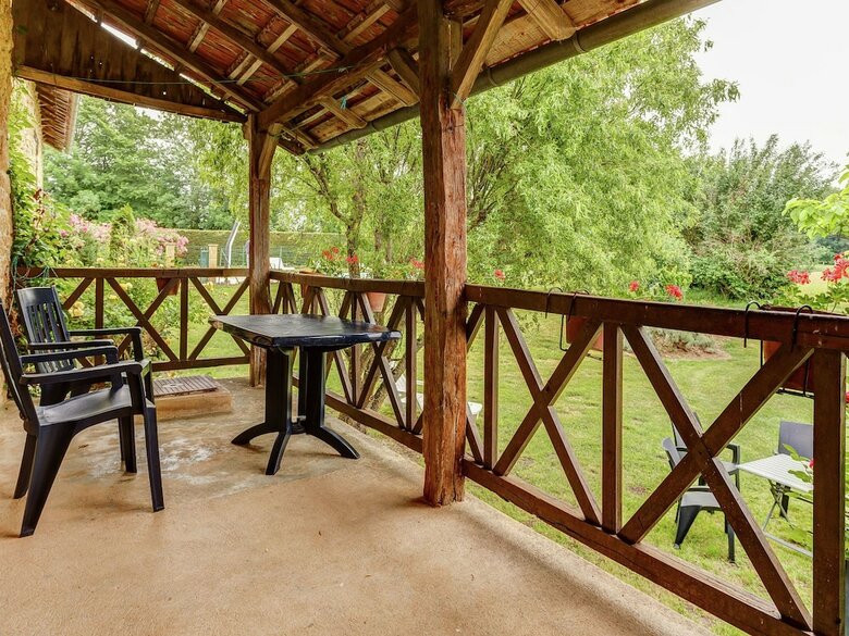 Cozy Holiday Home In Besse With Swimming Pool