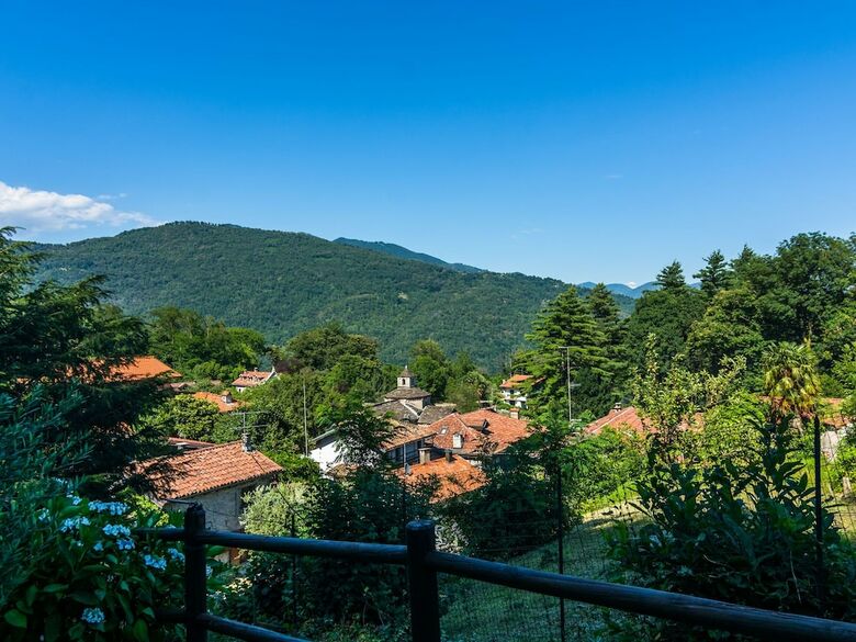 Authentic Rural House, 200 Mt Form The Parking