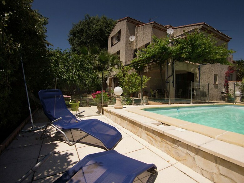 Apartment In A Villa With Shared Pool In La Ciotat, 5 Min From The Beach!