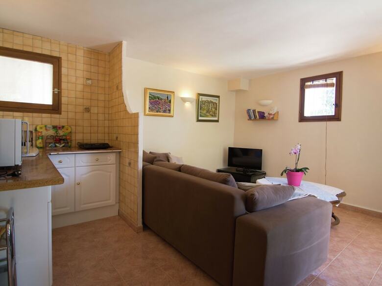 Apartment In A Villa With Shared Pool In La Ciotat, 5 Min From The Beach!