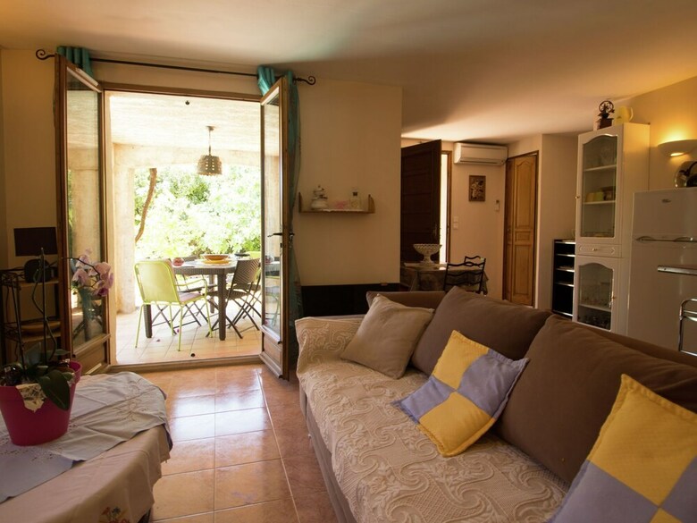 Apartment In A Villa With Shared Pool In La Ciotat, 5 Min From The Beach!