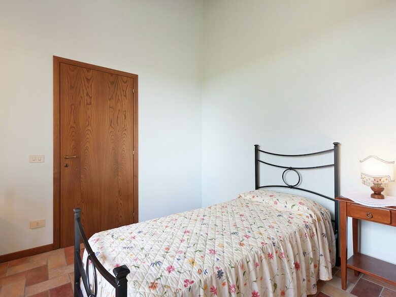 Serene Holiday Home In Stabbia With Pool, Bikes & Garden