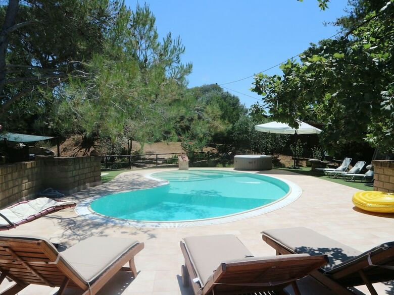 Villa House With Private Pool, Pizza Oven, Bbq, Ping Pong, Jacuzzi, Just Call It!