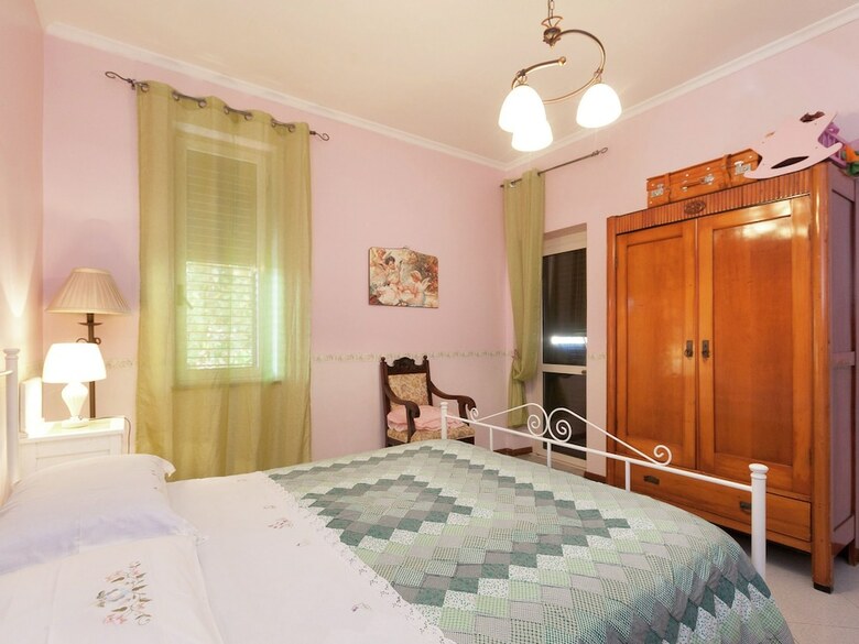 Cosy Holiday Home In Pompei With Garden