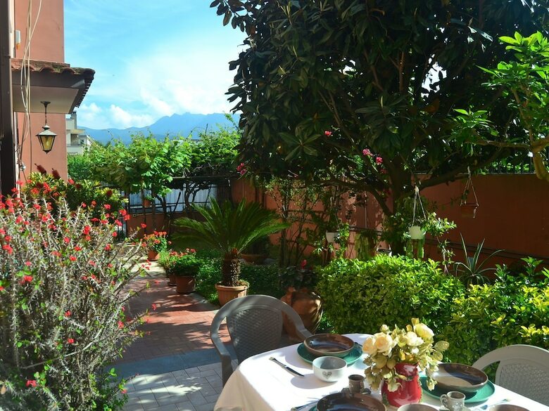 Cosy Holiday Home In Pompei With Garden