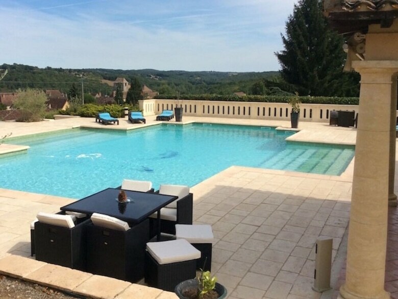 Luxury Villa In Aquitaine By The Lake