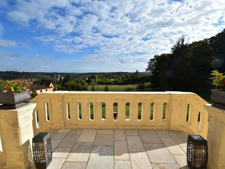 Luxury Villa In Aquitaine By The Lake