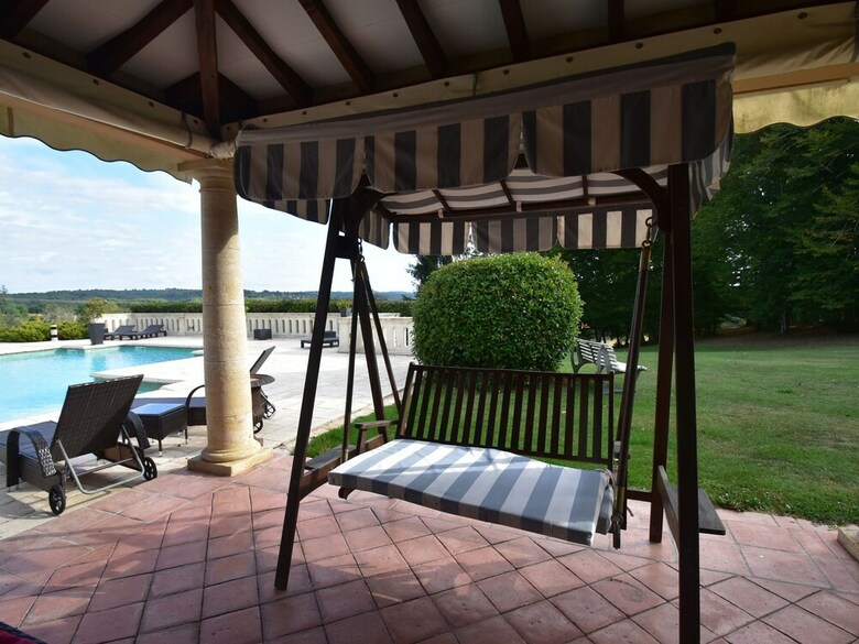 Luxury Villa In Aquitaine By The Lake