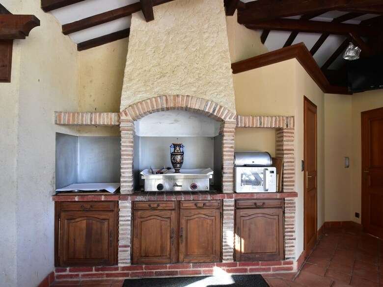 Luxury Villa In Aquitaine By The Lake