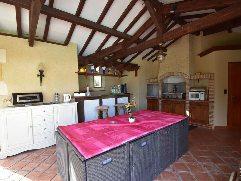 Luxury Villa In Aquitaine By The Lake