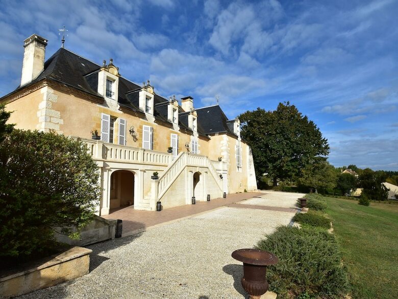 Luxury Villa In Aquitaine By The Lake