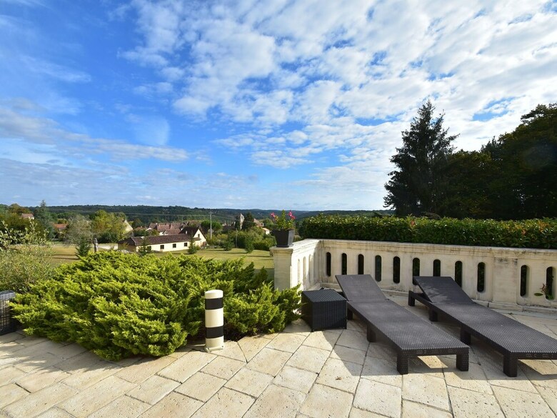 Luxury Villa In Aquitaine By The Lake