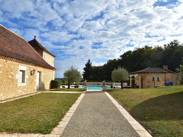Luxury Villa In Aquitaine By The Lake